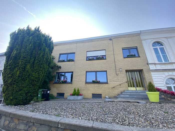L'appartement très lumineux au RDC est composé comme suit (90m²) ;

Hall d'entrée, living, cuisine équipée, trois chambres à coucher, salle de bain avec WC.

Divers : cave privée, garage privé, jardin commun.