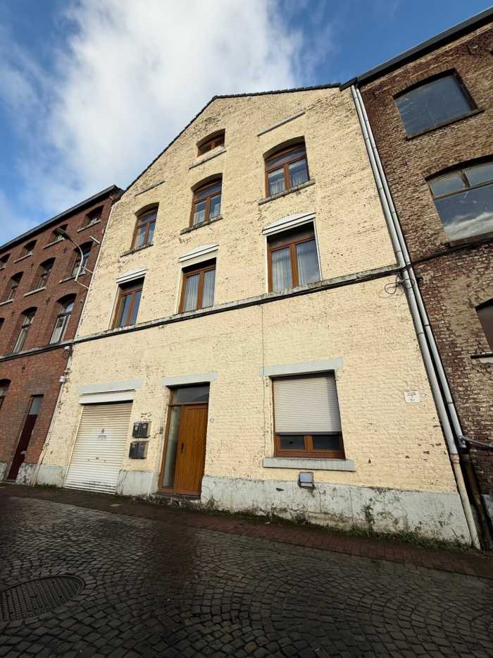 La maison bel-étage est composée comme suit ;

rez : hall d'entrée, pièce, garage.

1er : salle à manger, chambre à coucher, coin cuisine/salle à manger, salle de douche avec WC.

2ème : salle à manger, chambre à coucher, salle de douche avec WC, coin cuisine/salle à manger.

3ème : 3 chambres, salle de douche avec WC, coin cuisine/salle à manger.

Divers : grenier/sous toiture, 3 caves.