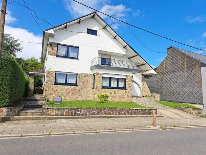 La maison est composée comme suit ; un salon, une salle à manger, une cuisine équipée, 3 chambres à coucher, une salle de bain, une salle de douche et 1 WC.

Divers ; un Garage, une terrasse, un bureau, un débarras, des caves, greniers et un abris de jardin. 