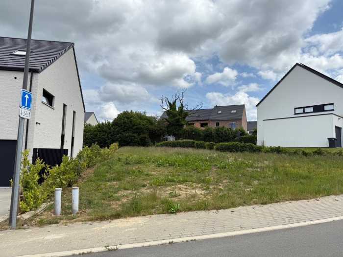 terrain à bâtir de 575 m², situé dans un lotissement très calme et agréable.

Idéal pour construire votre future maison, il offre un cadre de vie paisible, tout en étant proche des commerces, écoles et accès routiers.

