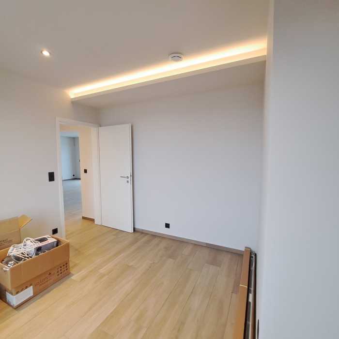 A Herbesthal (Lontzen): Nouvel appartement (94m2) de standing au 3ème étage, terrasse (22m2) avec superbe vue sur l'Allemagne et les Pays-Bas, 2 chambres, cuisine/salle à manger, salon, sdb, wc séparé, buanderie, cave, parking.
il sera disponible à partir du mois d'avril/mai.   

PEB: en préparation!