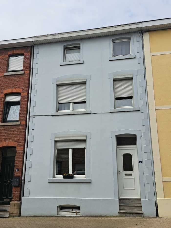 La maison Unifamiliale est composée comme suit ; 

Au rez-de-chaussée : Hall, living, cuisine équipée, Wc séparé, accès au jardin. 

1er : deux chambres à coucher, une salle de douche avec Wc, bureau.

2ème : 2 chambres, grenier (possibilité de faire une quatrième ou cinquième chambre).

Divers : Caves, terrasse, jardin.

La maison est actuellement louée, le loyer est de 850 €.