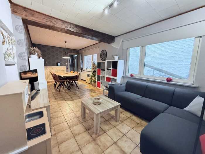 Cette jolie maison 3 façades est composée comme suit ;

Rez ; Hall d'entrée, living, cuisine équipée, salle de bain.

1er étage ; Hall de nuit, deux chambres à coucher.

Divers ; allée de parking de 3 places, grand garage/atelier de 2 places
(+ou-70 m² !), caves, cour.

Proche de toutes commodités : bus, école (primaire/secondaire), hôpital, restaurant...

À SAVOIR : la toiture du corps du logis a 10 ans, châssis PVC double vitrage.

Faire offre à partir de 175.000€.

« Informations données à titre indicatif et non contractuelles. Cette annonce ne constitue pas une offre. »