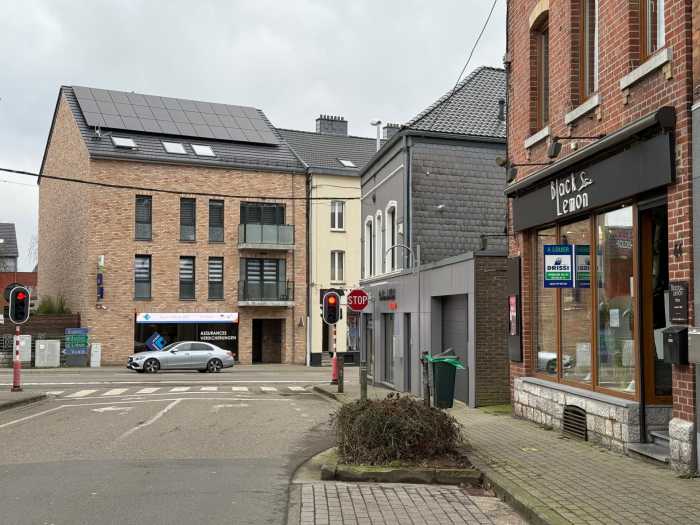 Rez-de-chaussée commercial trois pièces avec une surface de +ou- 90 m².
Anciennement magasin de vêtement.
Restauration non souhaitée. 