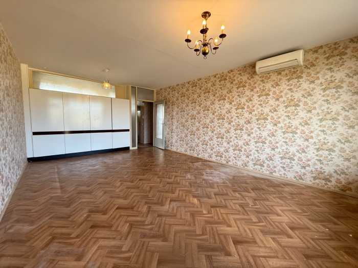 Situé au 2ᵉ étage d’un immeuble avec ascenseur, cet appartement de 97 m² (selon PEB) se trouve dans une copropriété calme à Boncelles.

Il se compose d’un hall d’entrée, d’une cuisine, d’un séjour avec espace salon et salle à manger, de trois chambres, d’une salle de bains, d’un WC séparé et d’un balcon.

Un garage privatif est accessible à l’arrière du bâtiment.
Les résidents peuvent également profiter d’un petit parc commun situé à l’arrière de l’immeuble.
L’appartement est proche des commerces, des transports et des axes principaux.