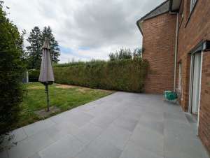 Maison unifamiliale avec 2 garages et 14 panneaux photovoltaïques