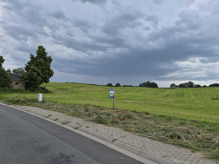 Idéalement situé au cœur d’un environnement calme, verdoyant et préservé, ce beau terrain à bâtir d’une superficie de 853 m² bénéficie d’une excellente exposition et d’un ensoleillement optimal.

Implanté en zone d’habitat à caractère rural, ce terrain offre un cadre de vie recherché, alliant tranquillité et qualité de vie. Il est libre de constructeur et de toute obligation, vous permettant de concrétiser votre projet immobilier en toute liberté.

Un véritable atout : la limite arrière du terrain jouxte une zone agricole, garantissant une vue dégagée sur les paysages environnants et une sensation d’espace particulièrement appréciable.

Sa localisation constitue également un avantage majeur : à proximité immédiate de la frontière avec les Pays-Bas et à seulement 13 km d’Aix-la-Chapelle (Aachen), vous profitez d’un emplacement alliant sérénité, nature et accessibilité.

Un lieu idéal pour réaliser votre projet de construction dans un environnement paisible.

Informations et photos données à titre indicatif et non contractuelles.
