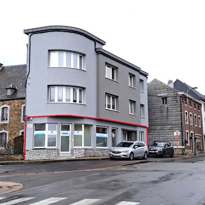 Rez-de-chaussée commerciale de 3 pièces, 1 WC et 2 entrées.
