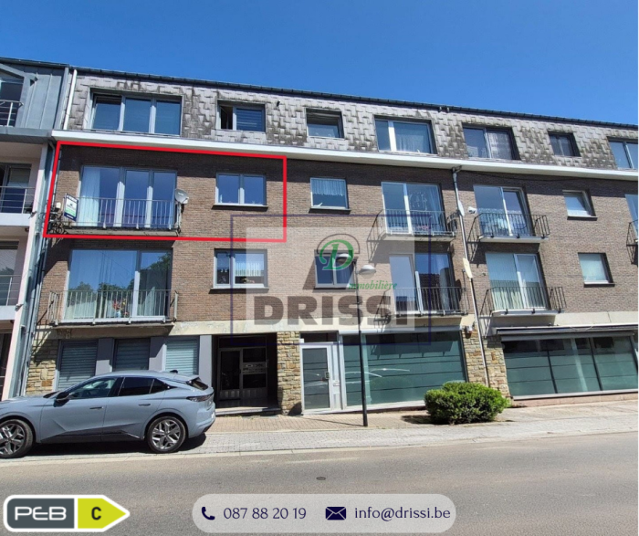 Situé Rue de la Chapelle 10 à La Calamine, cet appartement de 103 m² a été entièrement rénové en 2025, avec des finitions modernes de qualité ainsi que de nouveaux châssis et un système de chauffage par radiateurs électriques à inertie Aterno, reconnu pour son excellent confort thermique et sa faible consommation énergétique.

Il saura vous séduire par ses beaux volumes, sa luminosité, sa situation idéale et son état impeccable. Entièrement rénové, il est prêt à accueillir ses futurs propriétaires, valises à la main.

Situé au 2ᵉ étage d'une résidence avec ascenseur, il se compose de :
• Hall d'entrée
• Cuisine équipée
• Grand séjour lumineux avec salon et salle à manger
• 2 chambres
• Dressing
• Salle de douche
• WC séparé
• Cave


Situation : 

À proximité immédiate des commodités, permettant de profiter d'un cadre de vie agréable tout en ayant les principaux services accessibles à pied : 
• Arrêt de bus à 190 m
• Grande surface à 400 m
• École communale à 500 m

Prix : 340 000 € 
RC : 961 € 
Charges communes : environ 250 € par trimestre (soit environ 83 € / mois).

PEB : C (PEB No. : 20190106001031, E spec : 206 kWh/m².an, E totale : 21 267 kWh/an).

Informations données à titre indicatif et non contractuelles. 