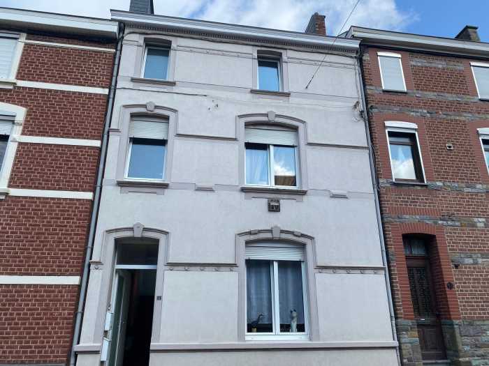 La maison est composée comme suit :

Rez-de-chaussée ; Living, cuisine équipée, une chambre, salle de douche avec WC, abri de jardin, jardin, terrasse.

Duplex ; Salon, salle à manger, cuisine équipée, deux chambres, salle de bain avec WC.

Divers : caves, grenier.

RDC : PEB D numéros 20240731017203 - 20623 kwh/an - 322 kwh/m².an
Duplex : PEB B numéros 20240791017433 - 18360 kwh/an - 130 kwh/m².an