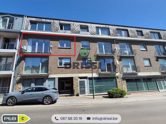 Situé Rue de la Chapelle 10 à La Calamine, cet appartement de 103 m² a été entièrement rénové en 2025, avec des finitions modernes de qualité ainsi que de nouveaux châssis et un système de chauffage par radiateurs électriques à inertie Aterno, reconnu pour son excellent confort thermique et sa faible consommation énergétique.

Il saura vous séduire par ses beaux volumes, sa luminosité, ses deux balcons, sa situation idéale et son état impeccable. Entièrement rénové, il est prêt à accueillir ses futurs propriétaires, valises à la main.

Situé au 2ᵉ étage d’une résidence avec ascenseur, il se compose de :

• Hall d’entrée
• Cuisine équipée
• Grand séjour lumineux avec salon et salle à manger
• 2 balcons, l’un à l’avant, l’autre à l’arrière
• 2 chambres
• Dressing
• Salle de douche
• WC séparé
• Cave

Situation : à proximité immédiate des commodités, permettant de profiter d’un cadre de vie agréable tout en ayant les principaux services accessibles à pied. 

Charges communes : environ 250 € par trimestre (soit environ 83 € / mois).

PEB : C (PEB No. : 20190106001031, E spec : 206 kWh/m².an, E totale : 21 267 kWh/an).

Informations données à titre indicatif et non contractuelles.