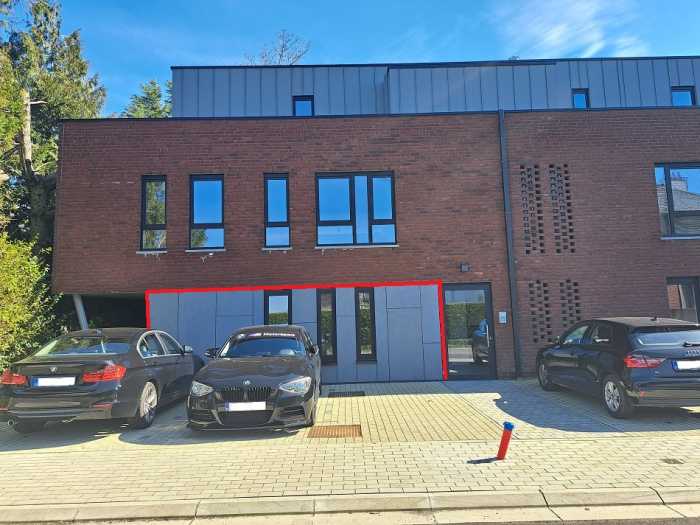 Appartement neuf au rez : hall d'entrée, living, coin cuisine, 1 chambre, salle de douche, terrasse, jardin, logette, emplacement parking privatif.

Divers : chauffage central gaz, + 65€ Charges syndic, + 10€ entretien de la chaudière ... 