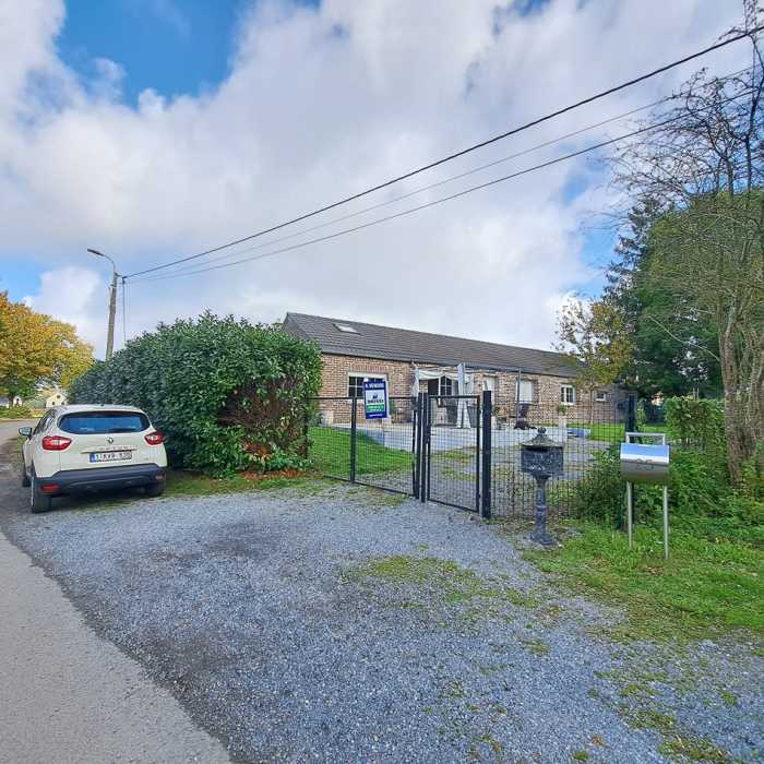 Bungalow, situé dans une rue calme, principalement réservé aux résidents, ce Bungalow offre un cadre de vie paisible et privilégié. Niché en pleine campagne, il bénéficie d'un environnement naturel et apaisant, loin de l'agitation urbaine, vous pourrez profiter d'un cadre de vie serein tout en étant à proximité des commodité locales. 