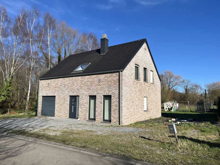 Villa très bon état (2009): située dans un endroit très calme, rue sans issue. composée : living, cuisine,buanderie, wc séparé, garage, 4 chambres à coucher, salle de bain avec cabine douche et grenier non aménageable.

IMPORTANT: possibilité d'agrandissement coté droit sous conditions urbanistique !