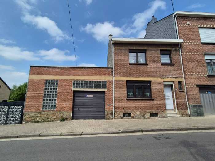 Cette maison 3 façades avec garage et jardin est composée comme suit ; 

- Rez-de-chaussée : un hall d'entrée, un salon, une salle à manger et une cuisine.

- 1er étage : 2 chambres, une salle de douche avec WC.

- Toiture : un grenier aménagé (une grande chambre à coucher.

- Extérieur : terrasse et jardin, garage.

Idéalement située, cette maison est proche de toutes les commodités locales et des transports !

123 m² surface de plancher chauffé selon PEB.

Electricité conforme !