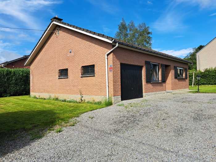 Le bungalow est composé comme suit : Salon, salle à manger, cuisine semi-équipée, trois chambres, WC séparé, garage. 

Divers : jardin, place de parking extérieur. 

La maison est de 1978. 

