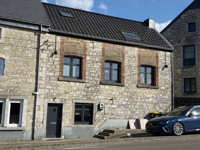 Charmante maison en moellons située dans l'un des plus beaux villages de Wallonie -&gt; Olne. 

Elle est composée comme suit ; 

au rez : salle à manger avec cuisine équipée, buanderie avec WC.
1er étage : salon, salle de bain avec baignoire et douche à l'italienne et WC.
2ème étage : deux chambres à coucher dont une mansardée.
 
134 m² surface plancher chauffé selon le PEB.
Idéal pour un premier achat ! 
Electricité conforme ! 
proche de belles balades !
Ecole à 500 m, arrêt de bus à 50 m.
