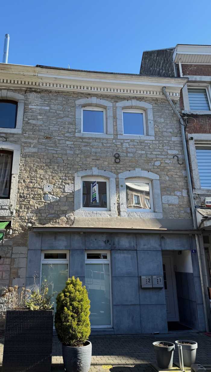 L'immeuble à 2 appartements situé dans le centre d'Eupen est composé comme suit ;

Rez-de-chaussée commercial actuellement loué en studio.
Appartement 1 -&gt;
Rez : studio chambre à coucher, cuisine semi-équipée.
-1 ; salle de douche avec WC.

Appartement 2 -&gt;
1er : salon/salle à manger, cuisine.
2ème : chambre à coucher, salle de bain avec WC
3ème : chambre à coucher

Proche de toutes commodités, châssis PVC double vitrage, électricité conforme.
PEB B numéros ; 20150331012245 - 117 kwh/m².an - 9845 kwh/an
PEB D numéros ; 20230608027468 - 331 kwh/m².an - 11 688 kwh/an