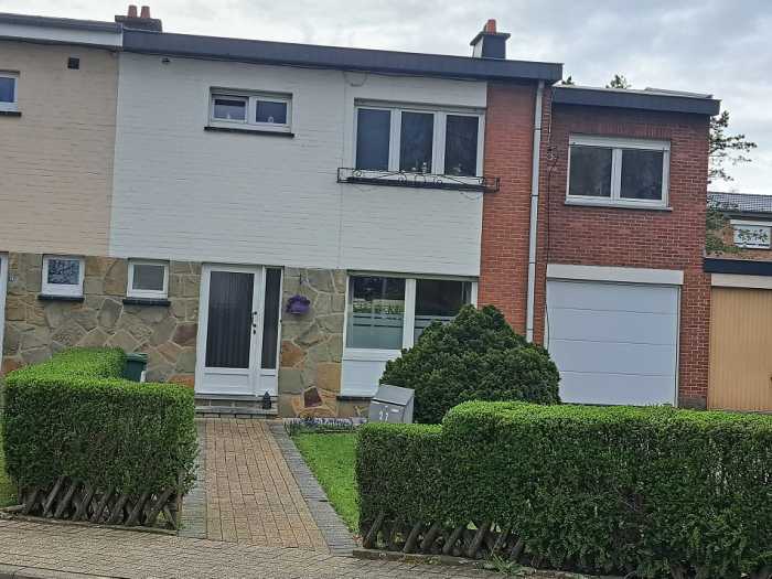 La maison est composée comme suit : Living, cuisine équipée, 4 chambres, salle de bain avec douche,...

Divers : terrasse, jardin et garage.