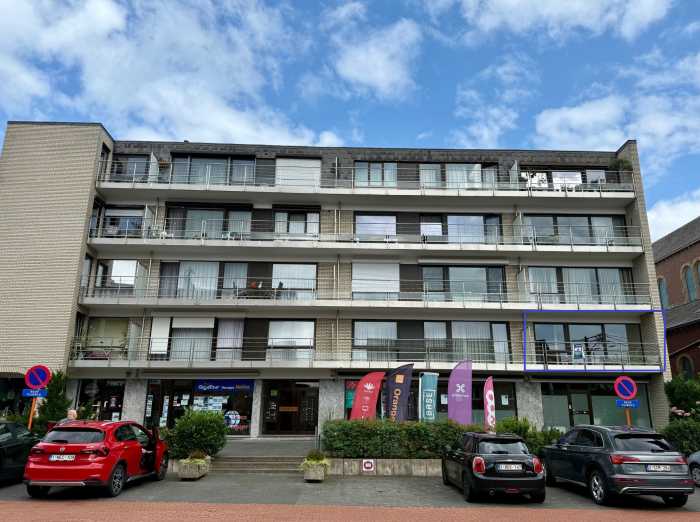 Situé au 1er étage d’un immeuble avec ascenseur, cet appartement de 100 m² (selon PEB) situé dans le centre de Welkenraedt est composé comme suit ;

d’un hall d’entrée, d’un séjour avec espace salon et salle à manger, d’une cuisine, de deux chambres, d’une salle de bains, d’un WC séparé, d'une buanderie et d’un balcon.

Un garage privatif est accessible à l’arrière du bâtiment.
Une cave privative.

L’appartement est proche des commerces, des transports et des axes principaux.