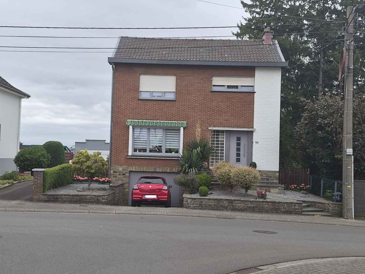 Photo de Maison 4 façades avec jardin et garage