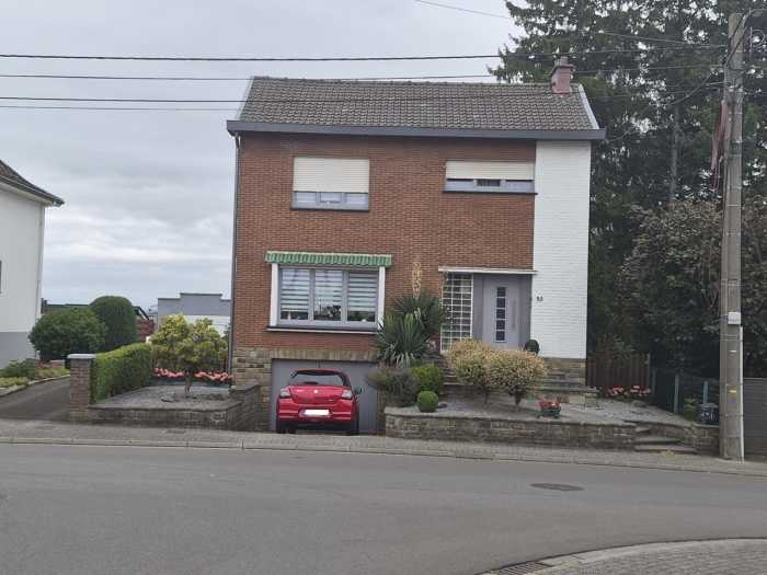 Découvrez cette agréable maison 4 façades située Rue de Limbourg 53 à 4710 Lontzen, offrant de beaux espaces de vie ainsi qu'un agréable extérieur.

Située dans un quartier calme, elle bénéficie d'un emplacement idéal, à proximité de toutes les commodités : l'École primaire communale de Welkenraedt se trouve à environ 1.900 m, la gare de Welkenraedt à 1.700 m et la grande surface la plus proche à seulement 750 m.

Elle se compose de : un beau hall d'entrée, une cuisine semi équipée, un lumineux salon ouvert sur la salle à manger, trois chambres, une salle de douche, deux WC, un garage, des caves ainsi que d'un grenier, offrant de nombreuses possibilités de rangement.

À l'extérieur, vous profiterez d'un jardin agrémenté d'un abri de jardin, idéal pour le stockage du matériel d'entretien ou de jardinage.

À noter que le module de jeux (balançoire), la piscine, la terrasse en bois ainsi que la pergola, qui sont visibles sur les photos, appartiennent au locataire actuel et ne font donc pas partie de la vente.

La maison est actuellement louée, ce qui en fait une opportunité intéressante pour un investisseur souhaitant bénéficier d'un revenu locatif immédiat.

Actuellement loué : 816,36 € / mois

PEB : D (PEB No. : 20260706011756, E spec : 322 kWh/m².an, E totale : 54 734 kWh/an). 

Informations et photos données à titre indicatif et non contractuelles.

