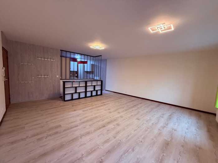 Ce joli Duplex situé au centre de Welkenraedt au 3ᵉ étage est composée comme suit ;


Étage : living, cuisine équipée, WC séparé, chambre à coucher, balcon.

-1 : salle de douche avec WC, chambre à coucher, balcon.

Proche de toutes commodités, châssis PVC double vitrage.
