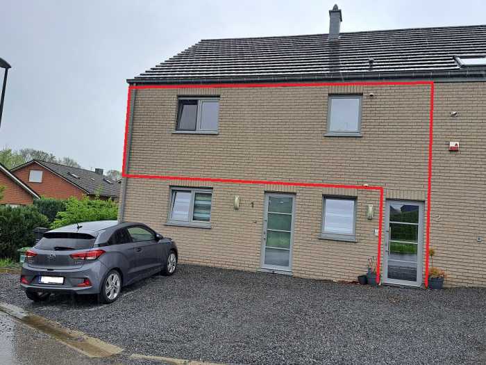 Bel appartement deux chambres au 1er étage, à 2km du centre de Welkenraedt : 2 chambres, salle de douche, living, coin cuisine, buanderie, emplacement parking. 

Divers : consommation d'eau incluse, chauffage central gaz, ...
