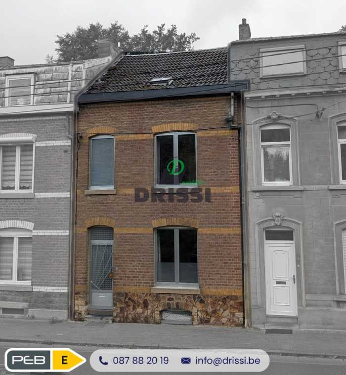 Avec ses 138 m² habitables, son jardin d'environ 130 m² et la possibilité d’aménager jusqu’à 4 chambres, cette maison à rénover partiellement offre un potentiel particulièrement intéressant pour une grande famille ou pour un investisseur souhaitant valoriser un bien.

Actuellement composée de 2 chambres, elle dispose également de deux pièces au grenier pouvant être aménagées en espaces habitables supplémentaires.

Elle se compose de :

  • Un hall d’entrée
  • Un salon
  • Une salle à manger
  • Une cuisine semi-équipée
  • Deux chambres
  • Une salle de bain
  • Deux pièces aménageables au grenier
  • Des caves
  • Un jardin d’environ 130 m²

Un extérieur agréable, de beaux volumes et un potentiel d’évolution : cette maison à rénover partiellement constitue une belle opportunité pour un premier achat, un projet familial ou un investissement immobilier.

PEB : E (PEB No. : 20200214005160, E spec : 412 kWh/m².an, E totale : 56 736 kWh/an).

Informations et photos données à titre indicatif et non contractuelles.