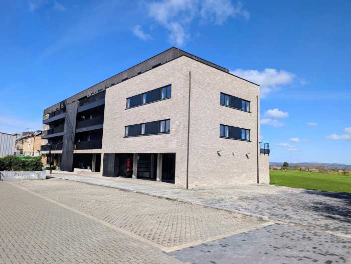 Profitez d’un bien d’exception au sein de la résidence « Les Chardonnerets » à Herbesthal (Lontzen). Cet appartement neuf de 107 m², offre un cadre de vie élégant et fonctionnel. 

Points forts du bien :

	• Espaces de vie : une cuisine moderne, ouverte sur la salle à manger et un salon chaleureux. 
	• Confort et intimité : 3 chambres spacieuses, une salle de douche moderne et des toilettes séparées. 
	• Extérieur d’exception : Une terrasse de 23 m² offrant une vue imprenable sur l’Allemagne et les Pays-Bas.
	• Fonctionnalité : Une buanderie dédiée pour le linge et une cave (10m²) pour le stockage.
	• Stationnement : Une place de parking privée incluse.

Le Certificat PEB est en préparation. 

Un appartement clé en main, alliant standing, luminosité et situation frontalière privilégiée.
