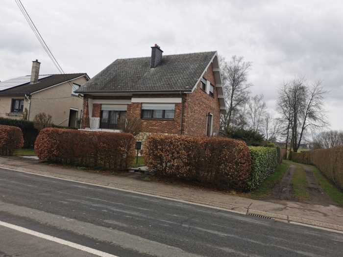 Maison 4 façades, 3 chambres, une salle de douche, un living avec cuisine équipée, jardin, garage.