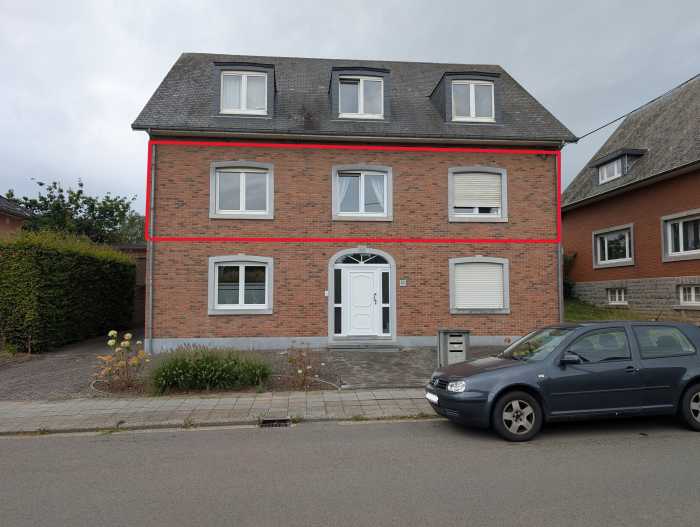Situé au 1er étage d'une petite résidence, cet agréable appartement de 118 m² séduit par ses espaces généreux et son agencement pratique. Il offre un cadre de vie agréable, parfaitement adapté à une famille, un couple ou à toute personne souhaitant profiter d'un logement spacieux et fonctionnel à proximité de toutes les commodités.

Il bénéficie également d'un garage privatif, d'un PEB B et de faibles charges communes.

L'appartement se compose comme suit : 
• Un hall d'entrée ;
• Un grand living lumineux comprenant un espace salon ouvert sur la salle à manger ;
• Une cuisine équipée ;
• Une buanderie ;
• Deux chambres ;
• Un bureau ;
• Une salle de douche ;
• Deux WC ;
• Un garage privatif.

Les pièces de vie présentent de belles superficies et bénéficient d'une agréable luminosité naturelle. Le séjour, particulièrement spacieux, permet d'aménager confortablement un espace salon et une salle à manger distincte.

L'appartement sera libre à partir du 1er novembre 2026

PEB : B (PEB No. : 20230515004334, E spec : 117 kWh/m².an, E totale : 13 795 kWh/an). 

Toute candidature est soumise à l’examen et à l’acceptation du bailleur, dans le respect de la législation applicable. 

Informations données à titre indicatif et non contractuelles. 