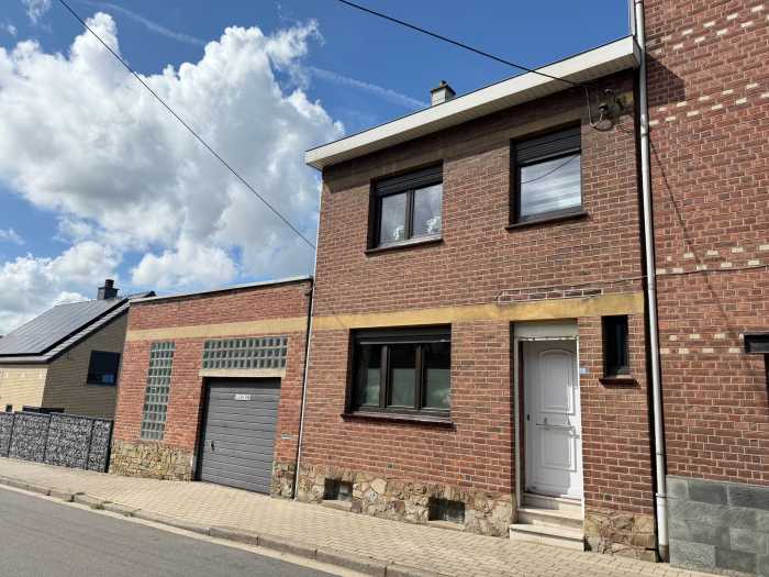 Cette maison 3 façades avec garage et jardin est composée comme suit ; 

- Rez-de-chaussée : un hall d'entrée, un salon, une salle à manger et une cuisine.

- 1er étage : 3 chambres, une salle de douche avec WC.

- Toiture : un grenier aménagé (une grande chambre à coucher).

- Extérieur : terrasse et jardin, garage.

Idéalement située, cette maison est proche de toutes les commodités locales et des transports !

123 m² surface de plancher chauffé selon PEB.

Electricité conforme !