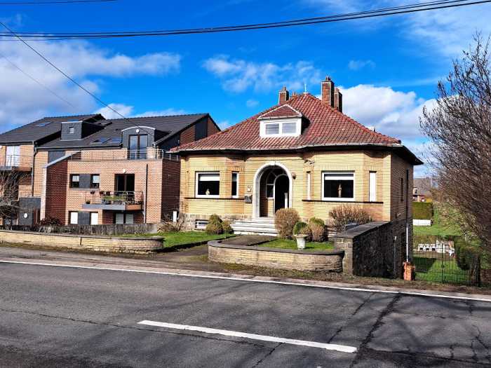 La maison est composée comme suit : Salon, salle à manger, cuisine équipée, 3 chambres (possibilité chambre supplémentaire), 1 salle de bain avec douche et WC, 1 WC séparé, caves, garage, jardin...