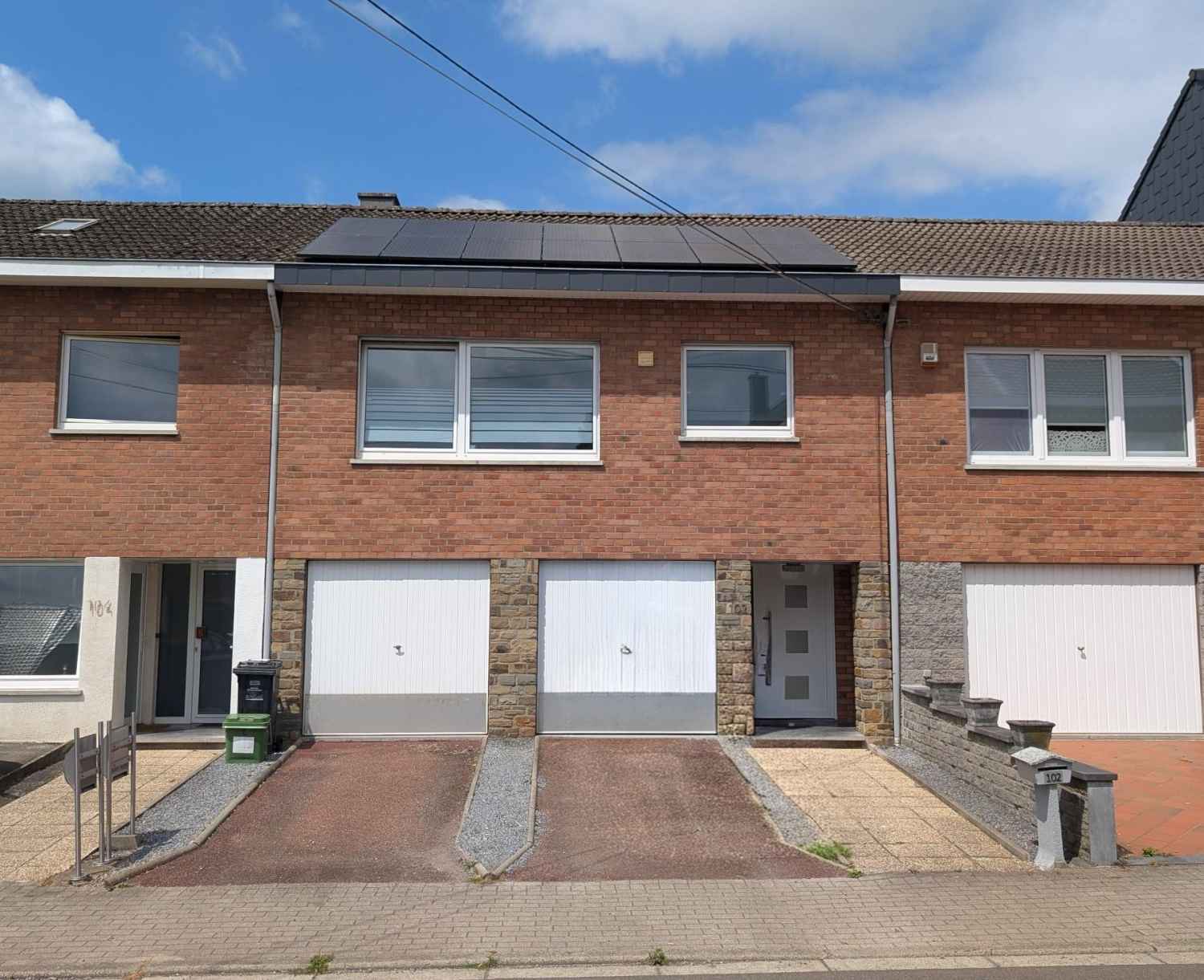 Photo de Maison unifamiliale avec 2 garages et 14 panneaux photovoltaïques
