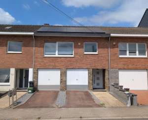 Maison unifamiliale avec 2 garages et 14 panneaux photovoltaïques