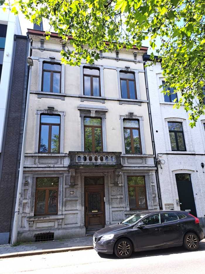 L'immeuble est composé comme suit ; 

Rez-de-chaussée : Living, cuisine, 2 chambres, WC séparé, salle de bain, buanderie.

1er étage : Living, cuisine, 2 chambres, WC séparé, salle de bain, cour.

Duplex : Living, cuisine, 6 chambres, WC séparé, salle de bain, cour et jardin.

La toiture de l'immeuble a été refaite. 


RDC : PEB D 25 386 kwh.an 272 kwh.m² numéros : 20240123018356

1ère étage : PEB C 16 430 kwh.an 178 kwh.m² numéros : 20240123018253

Duplex : PEB C 37 268 kwh.an 218 kwh.m² numéros : 20240123018554


