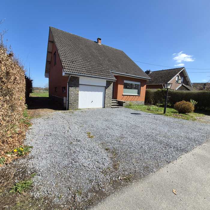 Située dans un quartier calme de Welkenraedt, cette charmante maison 4 façades vous séduira par son environnement paisible et verdoyant. Son beau terrain (801 m2), offrant une vue dégagée sur la campagne environnante, vous apporte une réelle sensation d’ouverture et de nature au quotidien. 

Idéal pour une famille en quête d’espace et de tranquillité.


Situation idéale, à proximité des grands axes : 
  • à seulement 30 minutes d’Aix-la-Chapelle ;  
  • à 40 minutes du centre de Liège ; 
  • à 2 km de la gare de Welkenraedt.


Composition du bien :

Rez-de-chaussée :

Hall d’entrée, WC séparé, séjour lumineux, cuisine avec accès direct au jardin, buanderie, garage. 

Étage :

Hall de nuit, 4 chambres, salle de bain (avec WC). 

RC : 1165 € 

PEB : G (PEB No. : 20260227018518, E spec : 433 kWh/m².an, E totale : 72 317 kWh/an).

