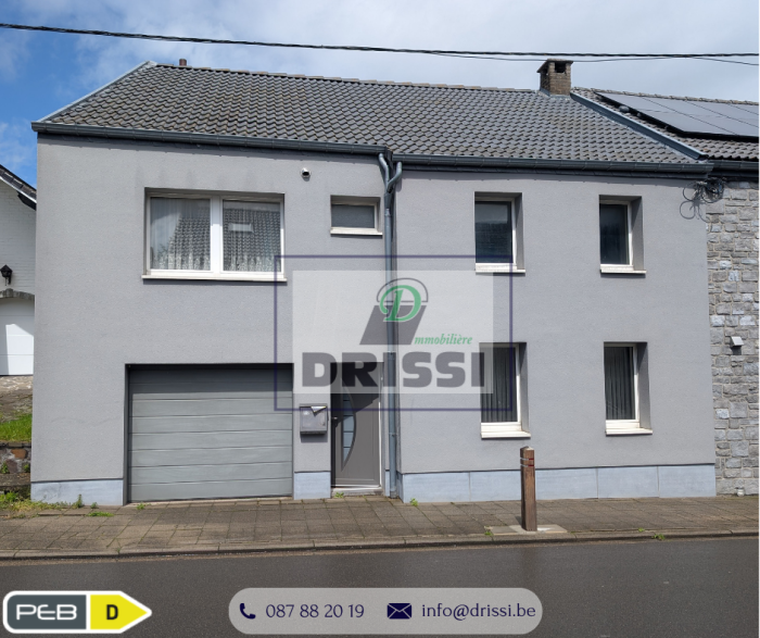 Située en plein cœur de Welkenraedt, cette spacieuse maison unifamiliale avec garage séduira les grandes familles à la recherche d’espace, de confort et de proximité avec toutes les commodités. 

Érigée sur une parcelle de 525 m², la propriété bénéficie d’un agréable jardin idéal pour profiter des beaux jours en famille ou entre amis, ainsi que d’un abri de jardin pratique pour le rangement. 

La maison est composée comme suit :

  • Living 
  • Cuisine équipée 
  • Véranda avec accès au jardin
  • 5 chambres
  • 2 salles de douche 
  • Deux WC, un à chaque niveau
  • Grenier aménageable de 2 grandes pièces
  • Garage avec accès au jardin
  • Agréable jardin avec grand abri de jardin

La situation constitue un véritable atout : commerces, écoles, transports et services accessibles à proximité immédiate. 

Une maison aux beaux volumes, parfaitement adaptée à une vie de famille confortable dans un environnement pratique et recherché.

PEB : D (PEB No. : 20260528026013, E spec : 294 kWh/m².an, E totale : 43 673 kWh/an).

Informations et photos données à titre indicatif et non contractuelles.
