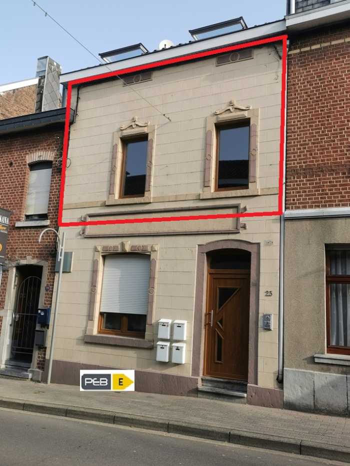 Appartement 1er étage : 2 chambres, salle de  bain, cuisine non équipée, living, bureau. 