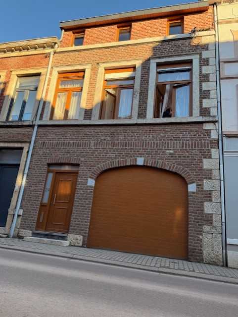 Opportunité à saisir ! Maison idéale pour un premier achat ou pour un investissement.

Bien située en plein centre de Dolhain, à proximité de toutes les commodités : gare, écoles, pharmacie, boulangerie, et bien plus encore !

Le bien se compose comme suit :

- Rez-de-chaussée : Un hall d'entrée accueillant, un grand garage, et une pièce d'eau pratique.
- 1er étage : Un lumineux salon/salle à manger avec un espace convivial, une cuisine équipée avec un accès direct à une terrasse agréable, idéale pour vos repas en extérieur. Vous trouverez également une salle de bain avec WC.
- 2ᵉ étage : Deux chambres à coucher, offrant un espace intime et confortable pour toute la famille.

Divers : Un grenier et convecteurs à gaz pour un confort optimal.

Ne manquez pas cette belle opportunité !