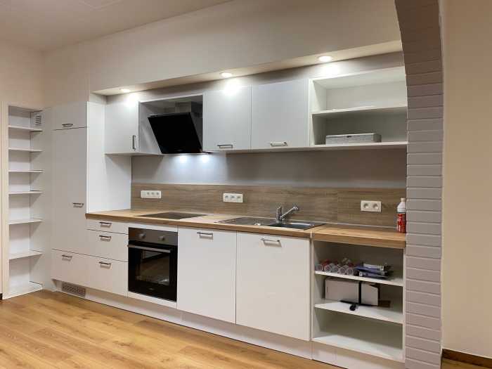 L'appartement est composé comme suit ; Hall, living, cuisine équipée, 2 chambres, salle de douche avec WC, cave. 